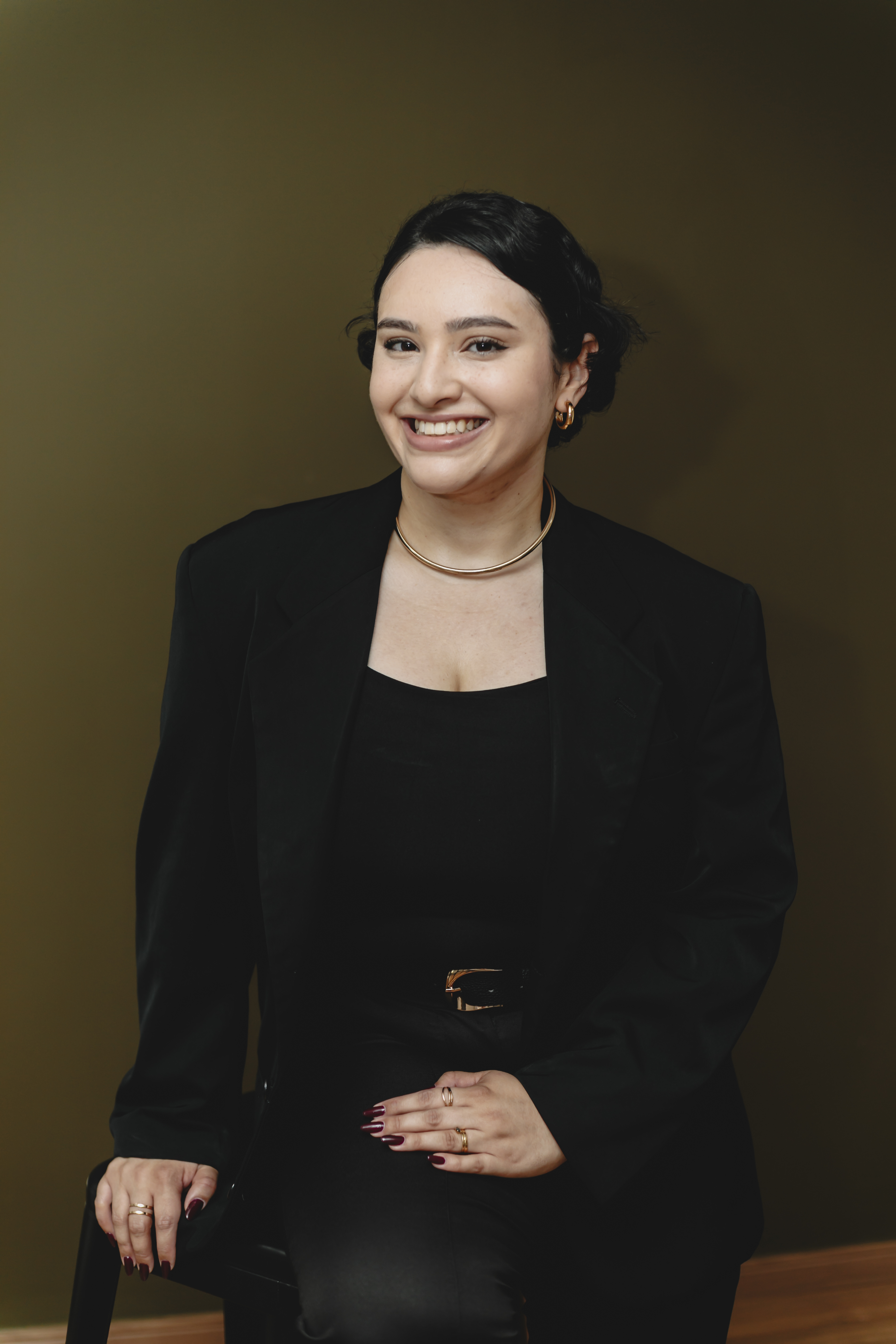 [Retrato profissional da advogada Mayra Brandão]